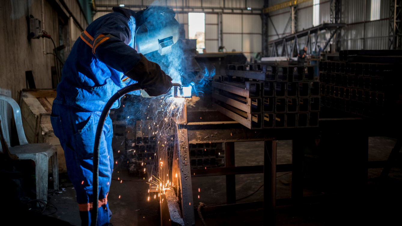 Almanya’da sanayi sektöründe çalışmak istiyorsanız, fabrika, üretim, lojistik ve mavi yaka Almanya iş ilanlarını bu rehberde topladık. Almanya’da iş arayanlar için çalışma şartları, maaşlar ve başvuru adımlarını adım adım açıklıyoruz.